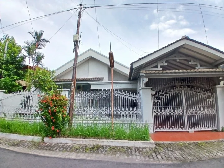 Disewakan Rumah Nyaman 4 KT Harga 60JT/Tahun Lokasi Strategis di Kawasan Pakis Tirtosari Surabaya Selatan