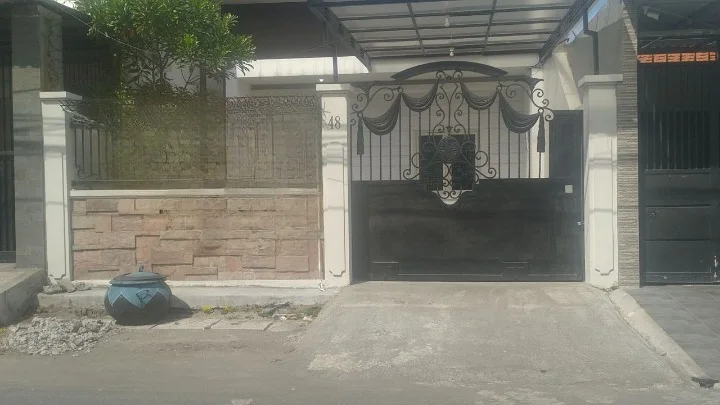 Dijual/Disewakan Rumah Strategis di Kalibokor Selatan Surabaya Timur