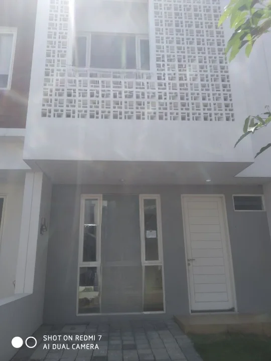 Disewakan Rumah 2 Lantai Modern Nyaman 2 KT Lokasi Strategis di Dian Istana Oasia Surabaya Barat - Image 1