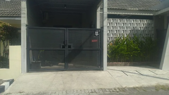 Dijual Rumah Nyaman 1,5 Lantai Industrial Concept 2 KT Harga 1,9M Nego di Bendul Merisi Surabaya Selatan