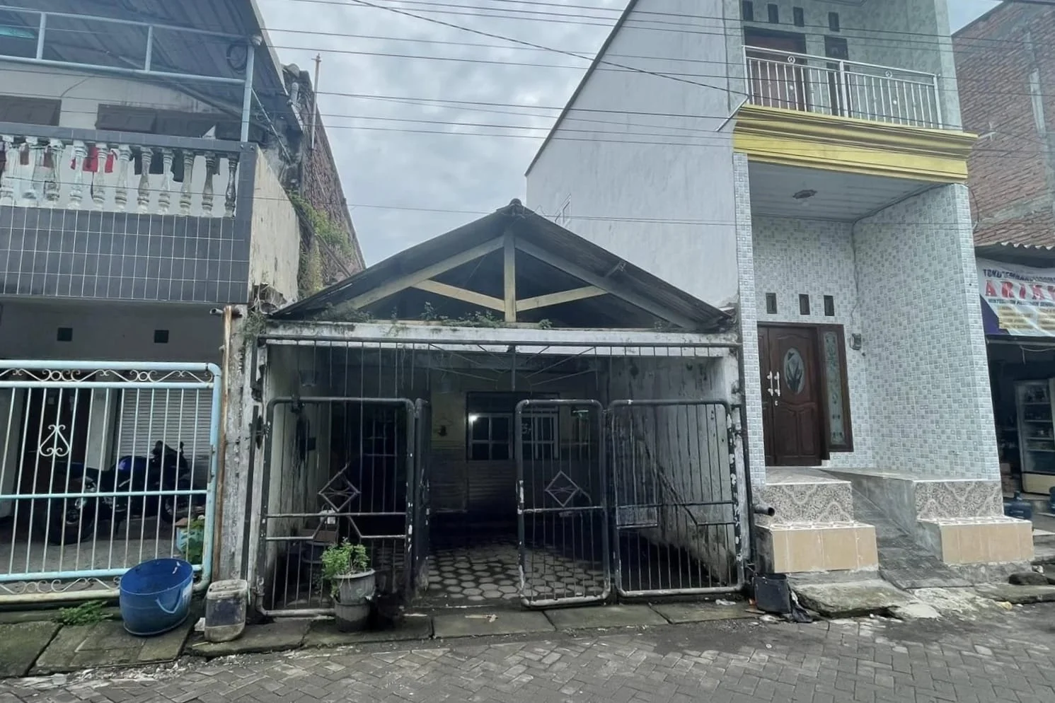 Dijual Cepat Rumah Hitung Tanah di Jalan Brigjen Katamso, Waru, Sidoarjo - Image 1