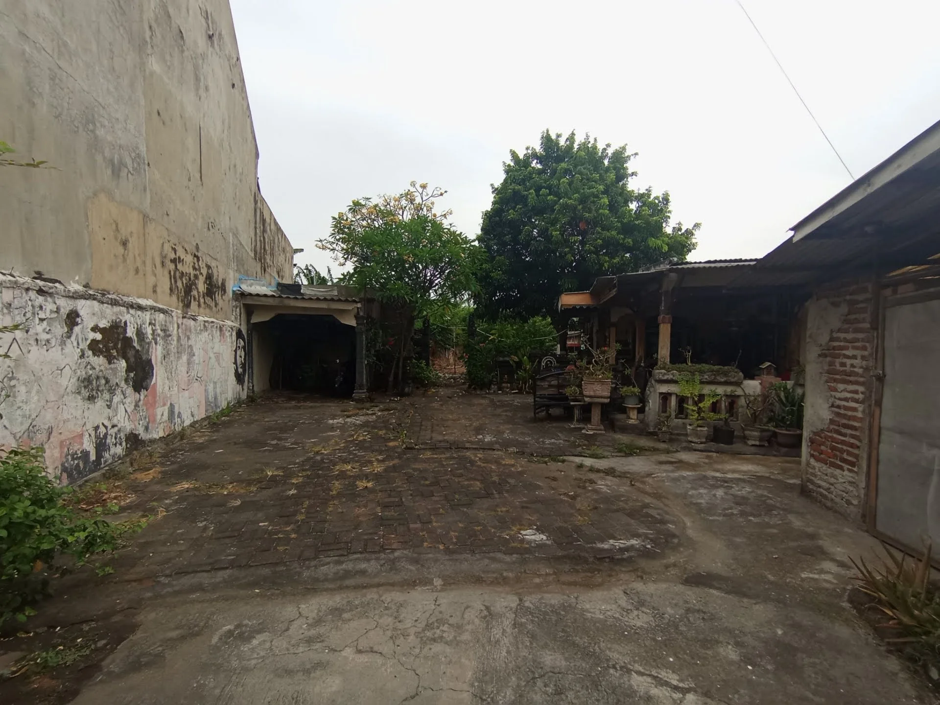 Dijual Tanah + Bangunan Strategis di Jalan Abdul Karim Surabaya Timur