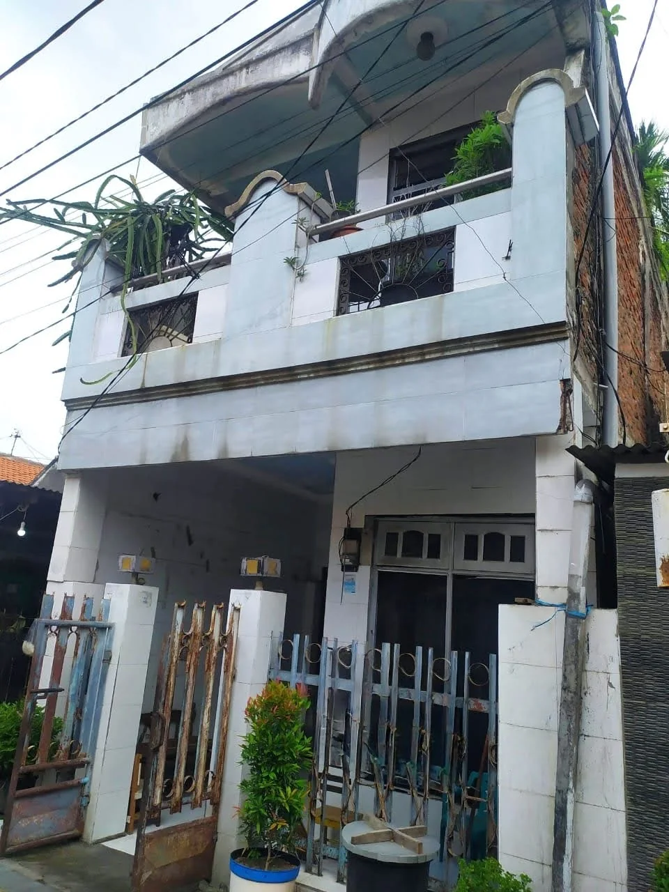 Dijual Rumah Nyaman 3 Lantai di Kranggan Surabaya Pusat - Image 1