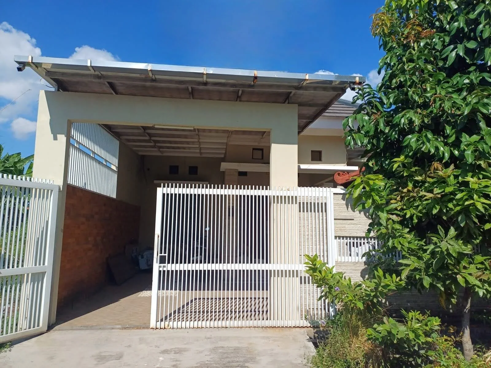 Dijual Rumah Terawat Nyaman di Griya Kebraon Utama Surabaya Selatan - Image 1