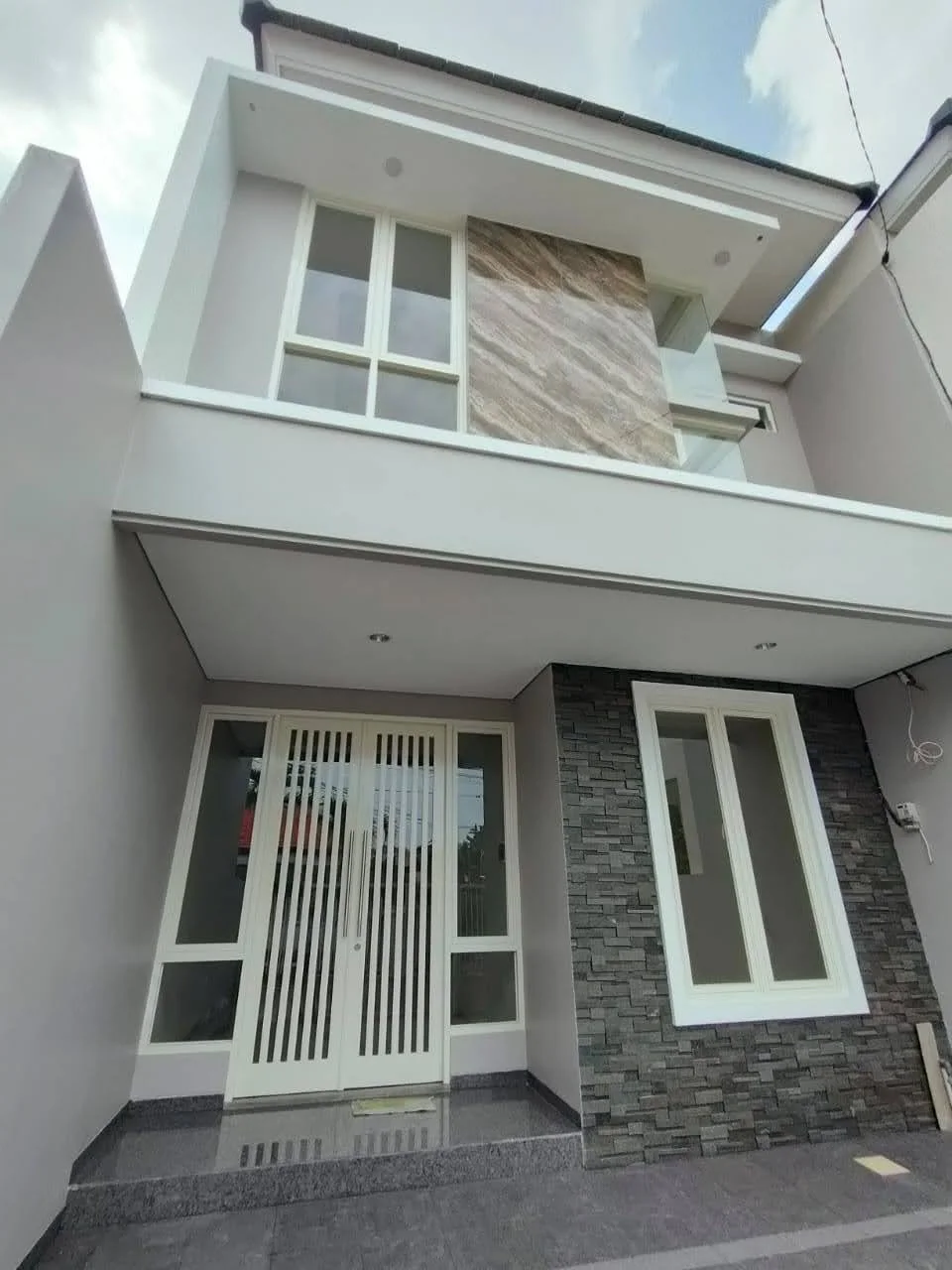 Dijual Rumah Bagus dan Strategis di Manyar Tirtoyoso Surabaya Timur - Image 1