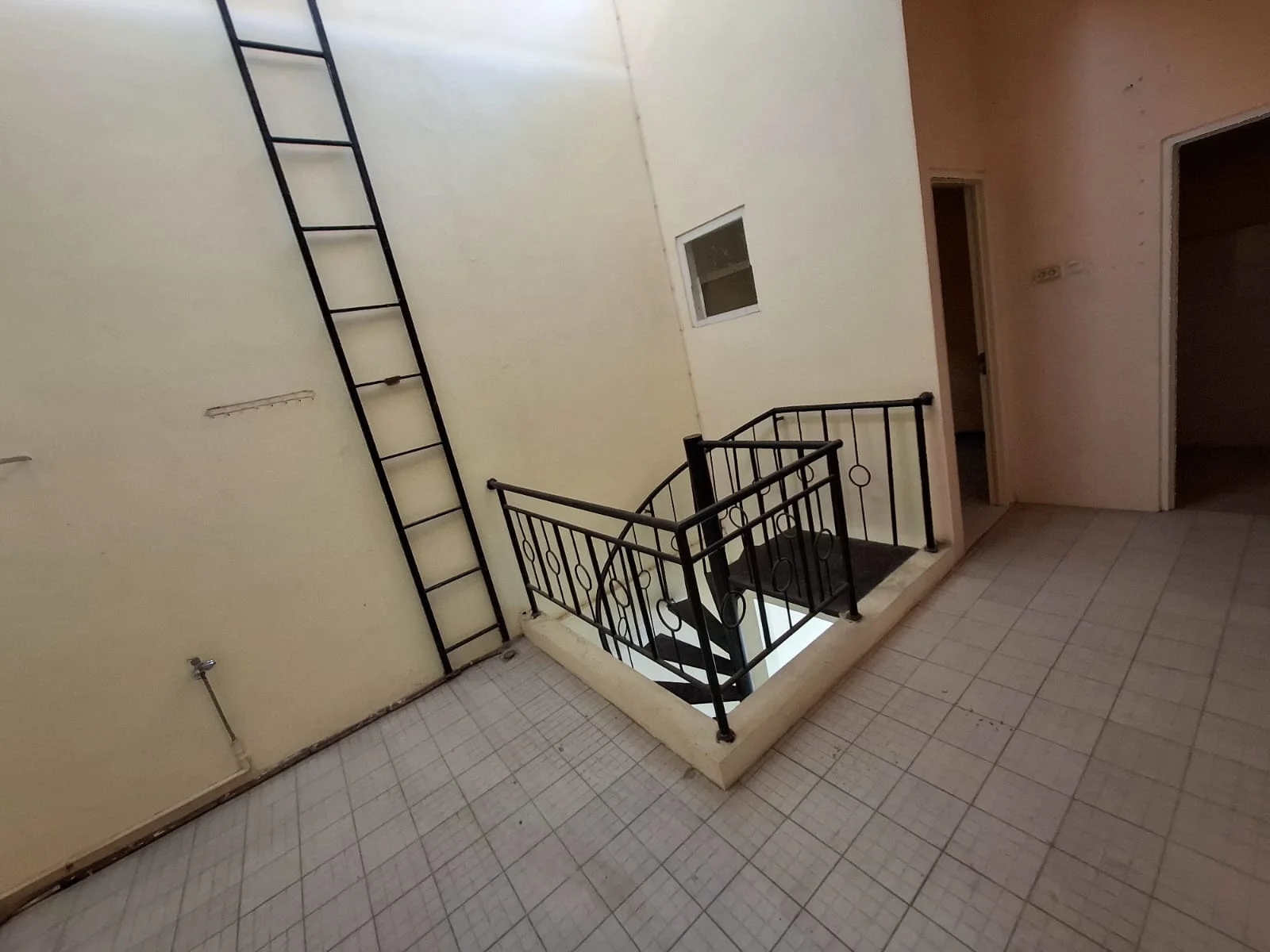 Dijual Rumah Strategis di Kutisari Indah Utara Surabaya selatan - Thumbnail 2