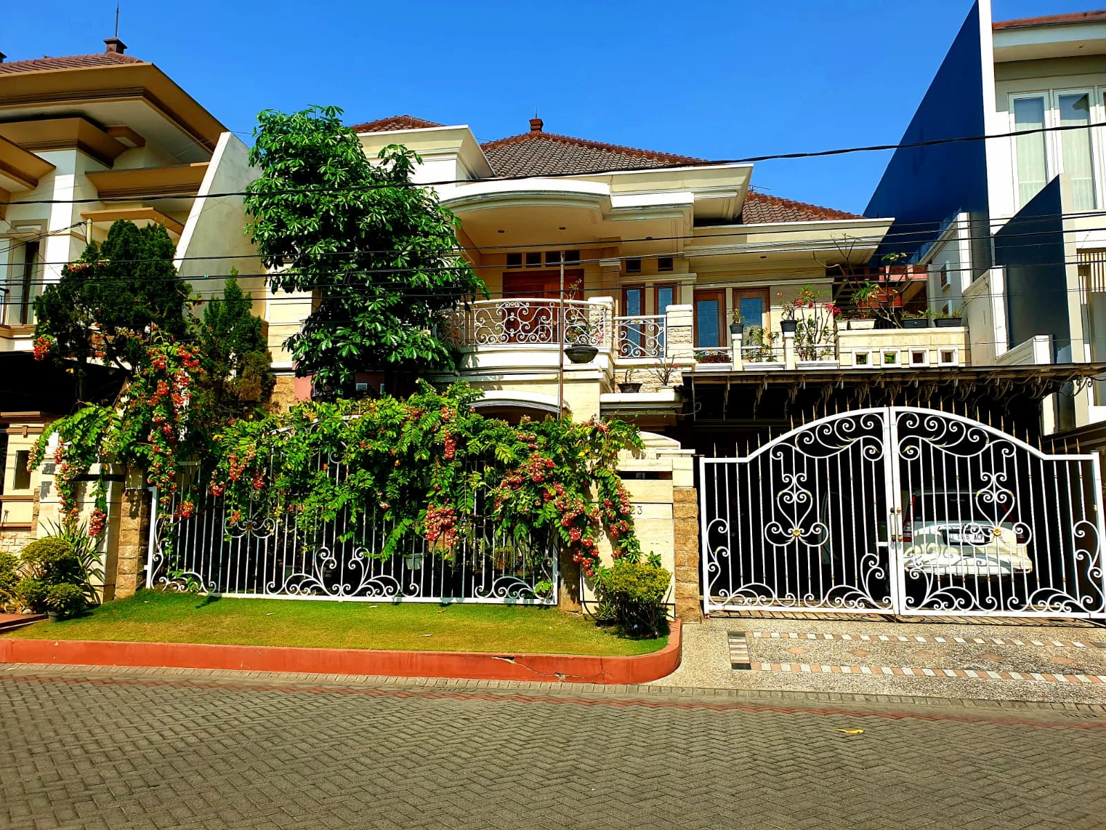 Dijual Rumah Mewah Lokasi Strategis Galaxy Bumi Permai Surabaya timur