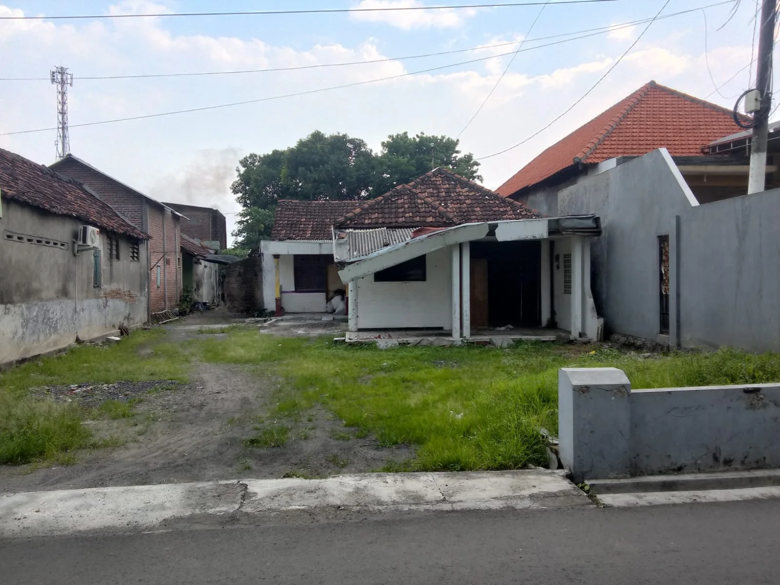 Dijual Rumah Hitung Tanah luas 1000 -an Meter Persegi Lokasi Raya Lebo Sidoarjo