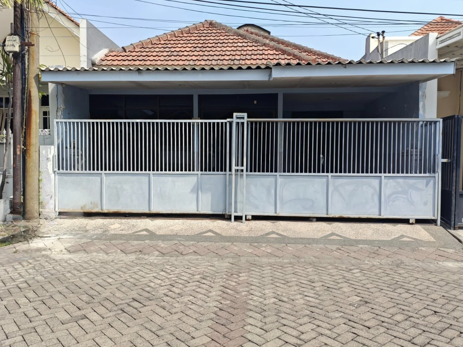Dijual Rumah Luas 8 Kamar di Nirwana Eksekutif Surabaya Timur Harga Menarik