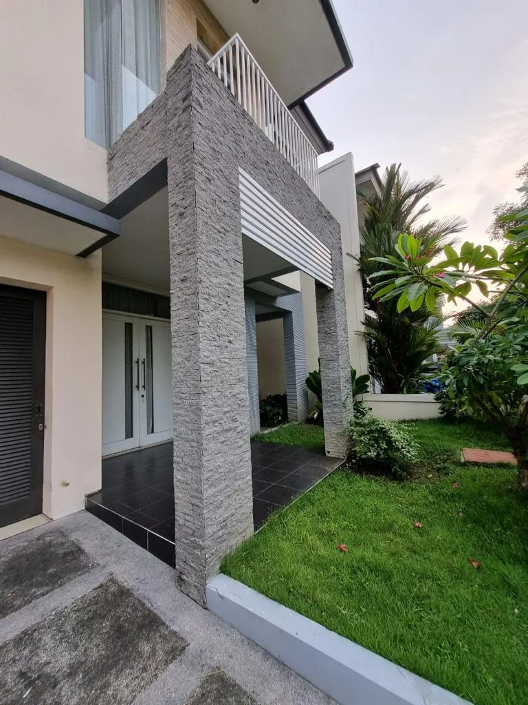 Dijual Rumah 2 Lantai Mewah Siap Huni Royal Residence, Lokasi Strategis Surabaya Barat