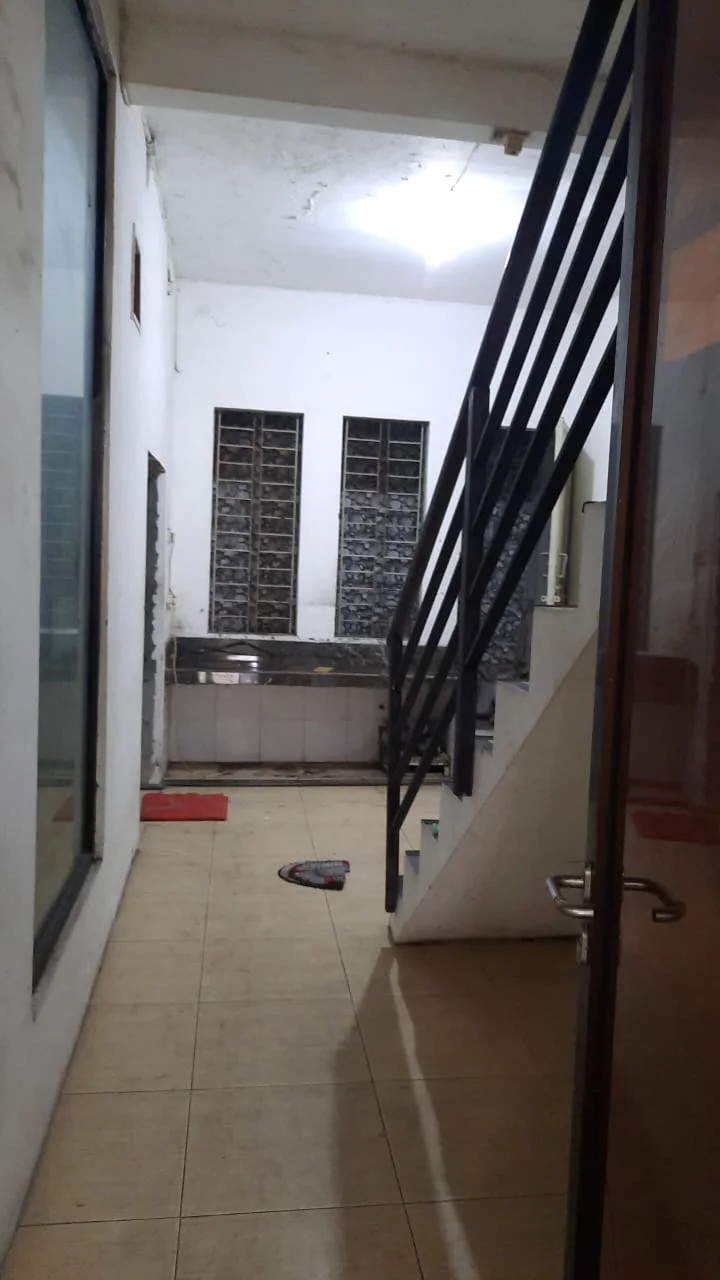 Disewakan Rumah Luas dan Strategis di Wilayah Surabaya Barat - Thumbnail 3