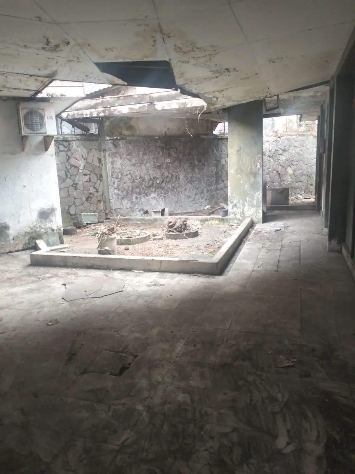 Dijual Rumah Luas dan Nyaman di Koblen Tengah Surabaya Pusat - Thumbnail 3