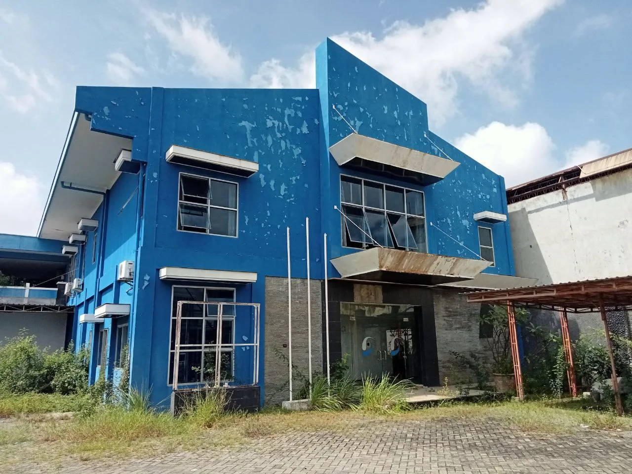 Dijual/Disewakan Gedung Usaha Berdimensi 30x50 Meter Strategis di Kawasan Sidosermo PDK Surabaya Selatan - Image 1