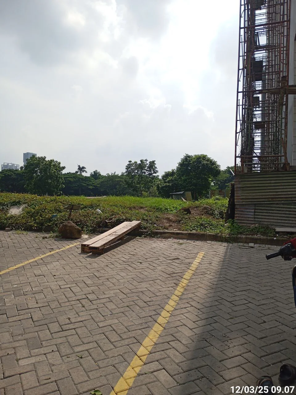 Tanah Dijual Lokasi Strategis Graha Family Surabaya Barat