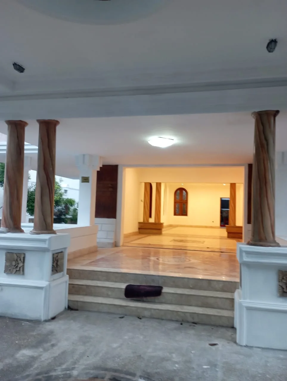 Disewakan Ruko Strategis 2 Lantai di Jalan Raya Darmo Surabaya Pusat - Thumbnail 3