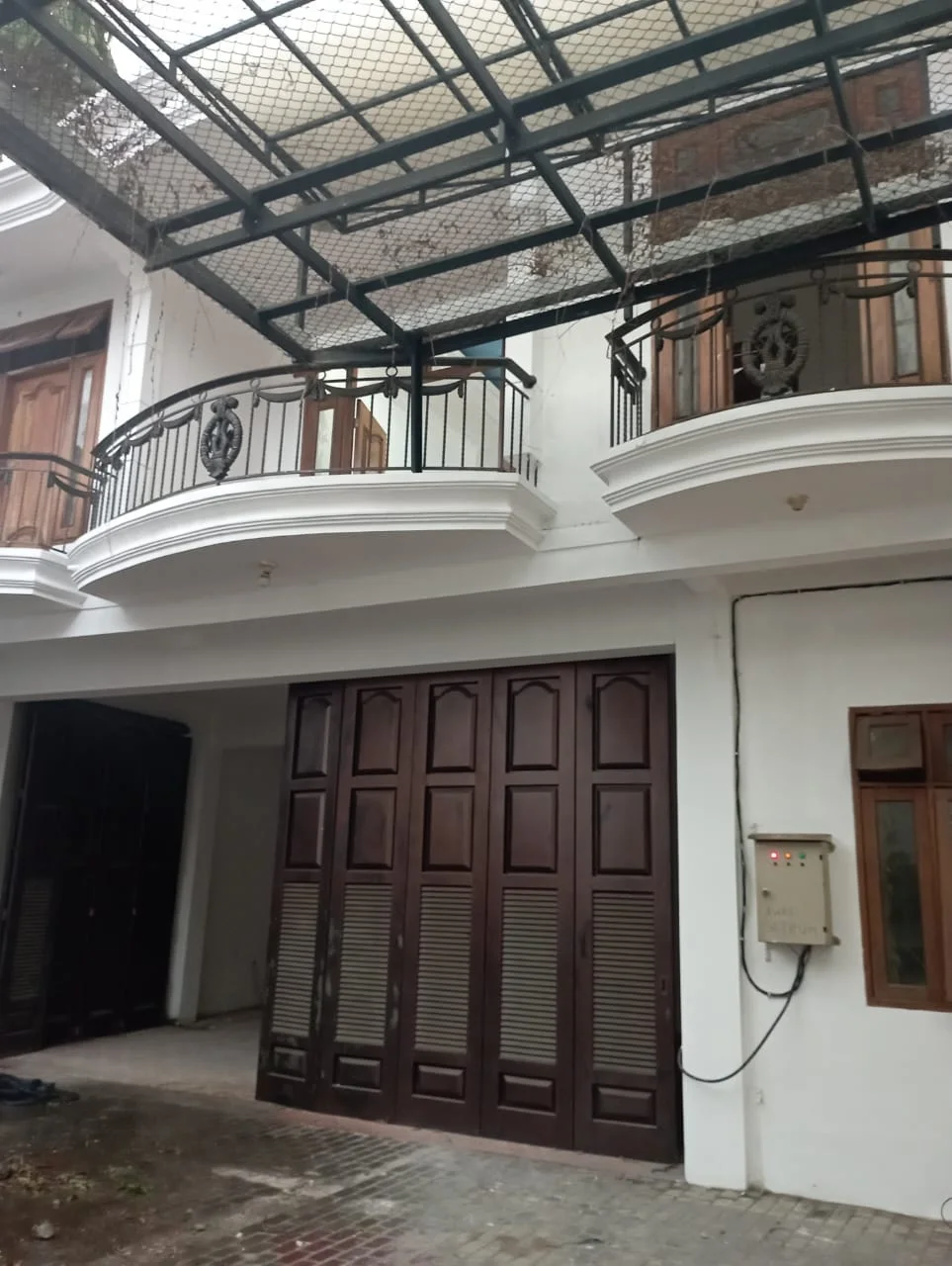 Disewakan-Ruko-Strategis-2-Lantai-di-Jalan-Raya-Darmo-Surabaya-Pusat