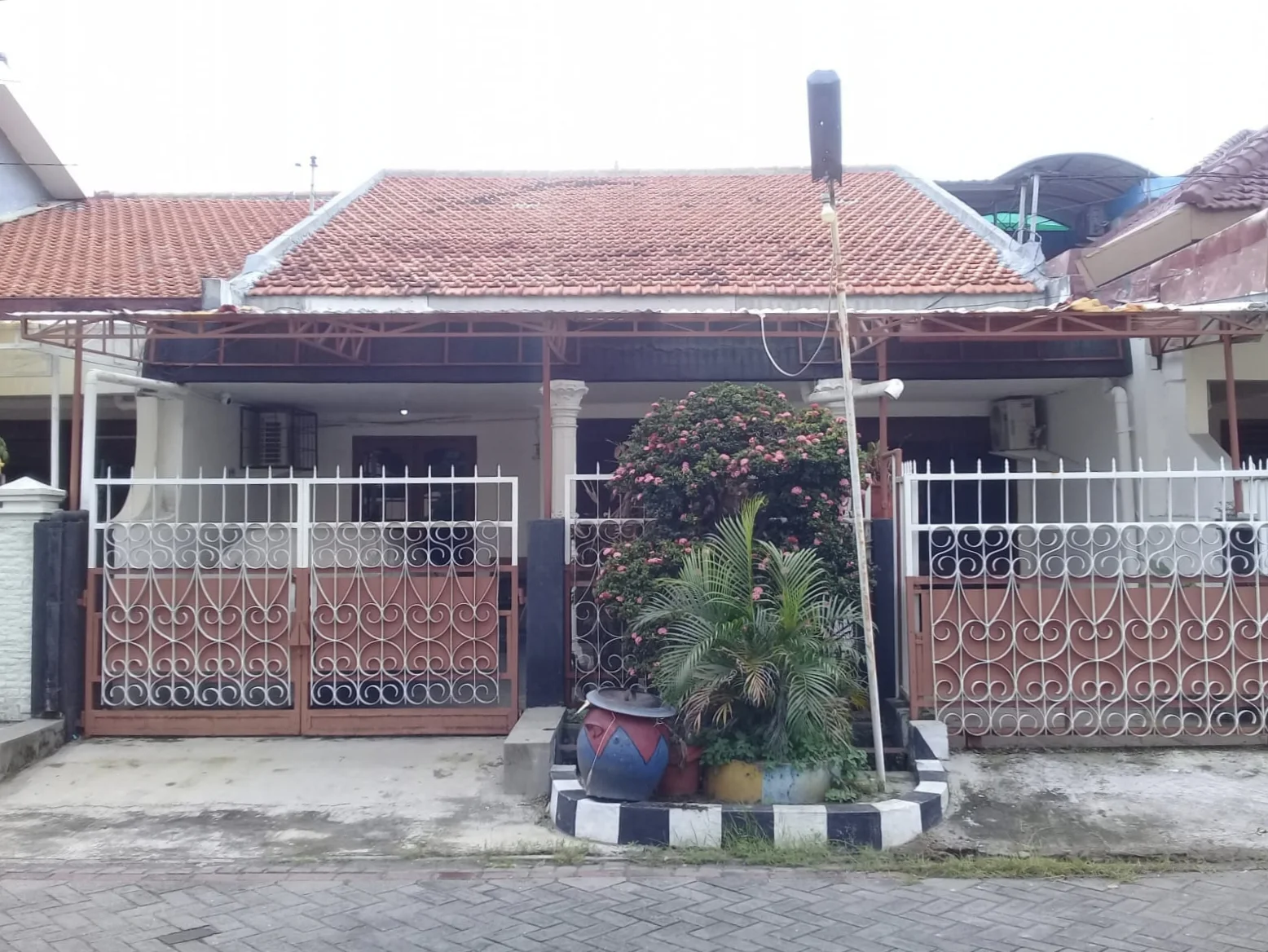 Dijual-Rumah-Terawat-Siap-Huni-Lokasi-Barata-Jaya-Surabaya-Timur-3
