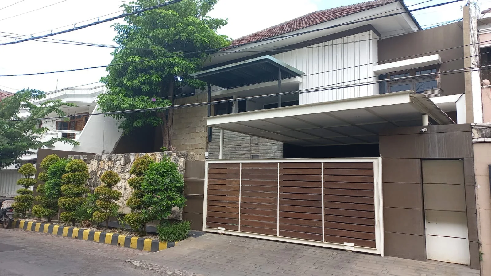 Dijual-Rumah-Terawat-Strategis-di-Perumahan-Elit-Dharmahusada-Indah-Surabaya-Timur