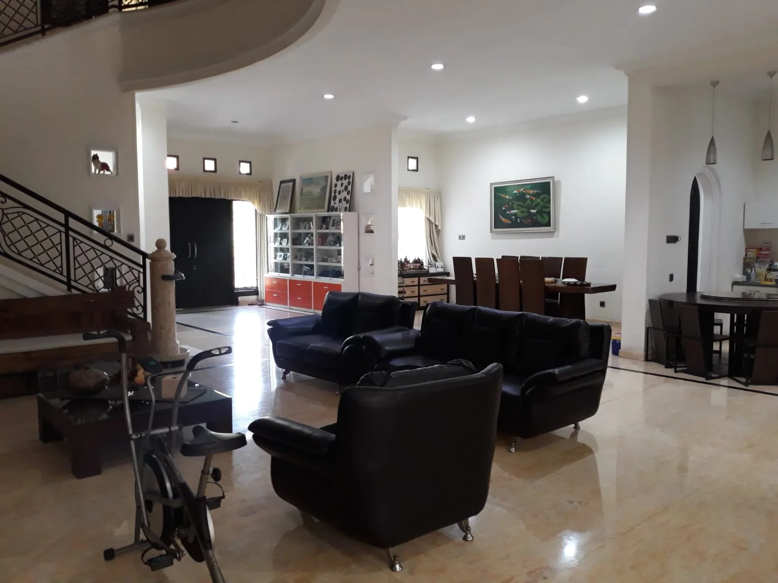 Dijual Rumah Mewah Lokasi Premium di Graha Family Surabaya Barat - Thumbnail 2