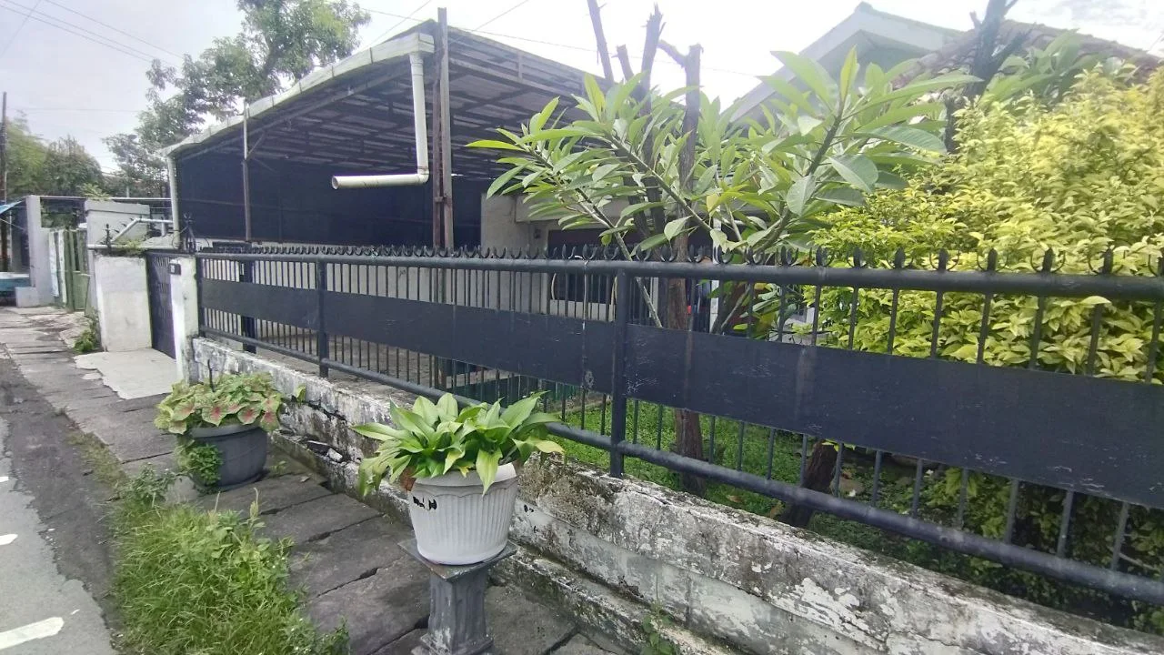 Dijual Rumah Luas Furnished Harga Terjangkau di Jambangan Surabaya Selatan