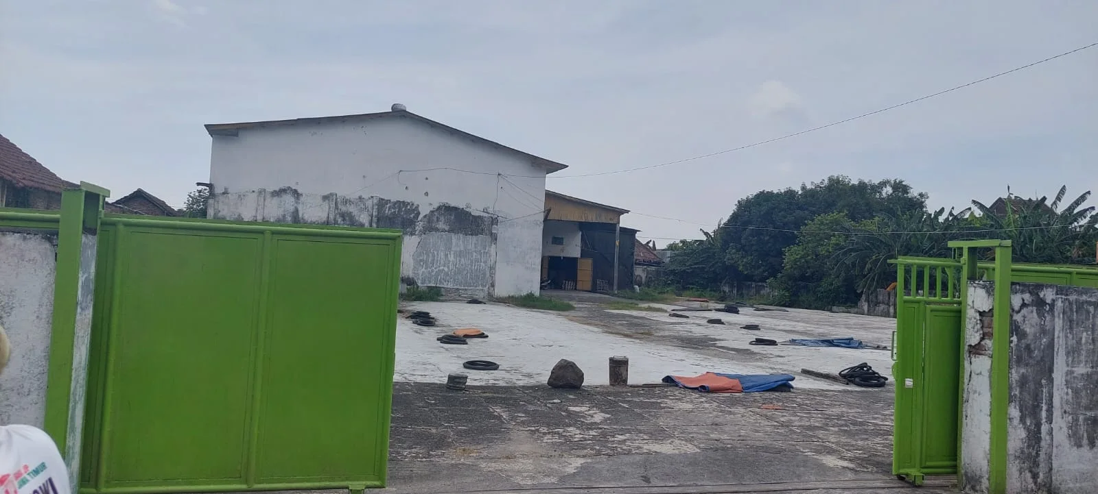 tampak-dalam-gudang-sedati