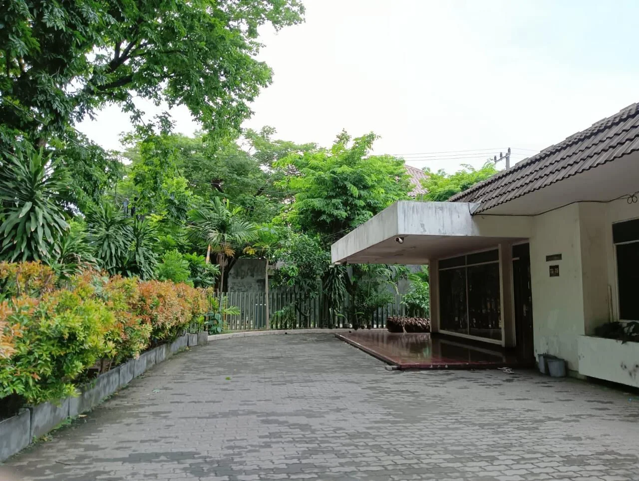 Disewakan Rumah Komersial Lokasi Strategis di Raya Tenggilis Surabaya Timur - Thumbnail 2