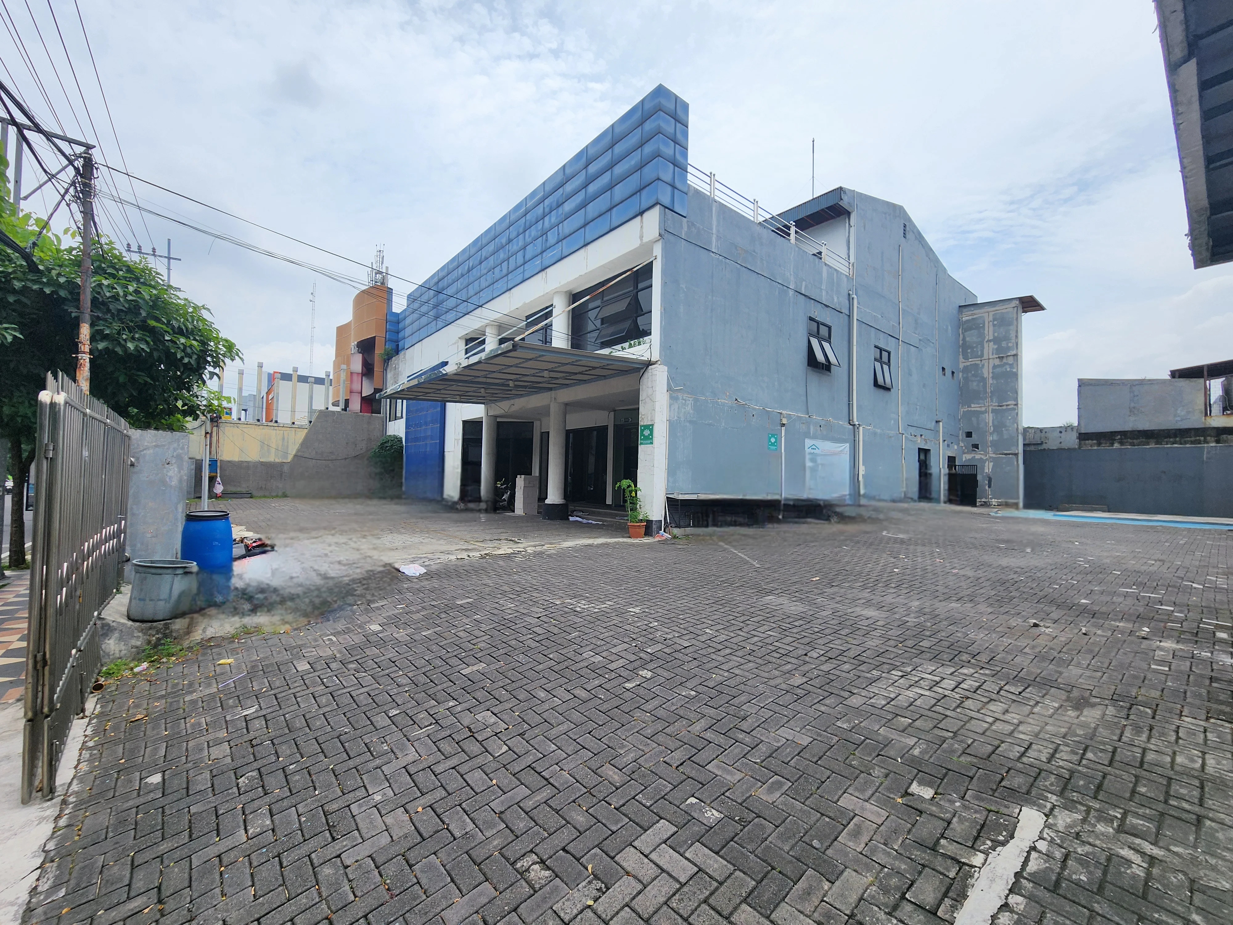 Disewakan Bangunan  Gedung Strategis di Jalan Raya Mayjend Sungkono Surabaya Barat - Thumbnail 2