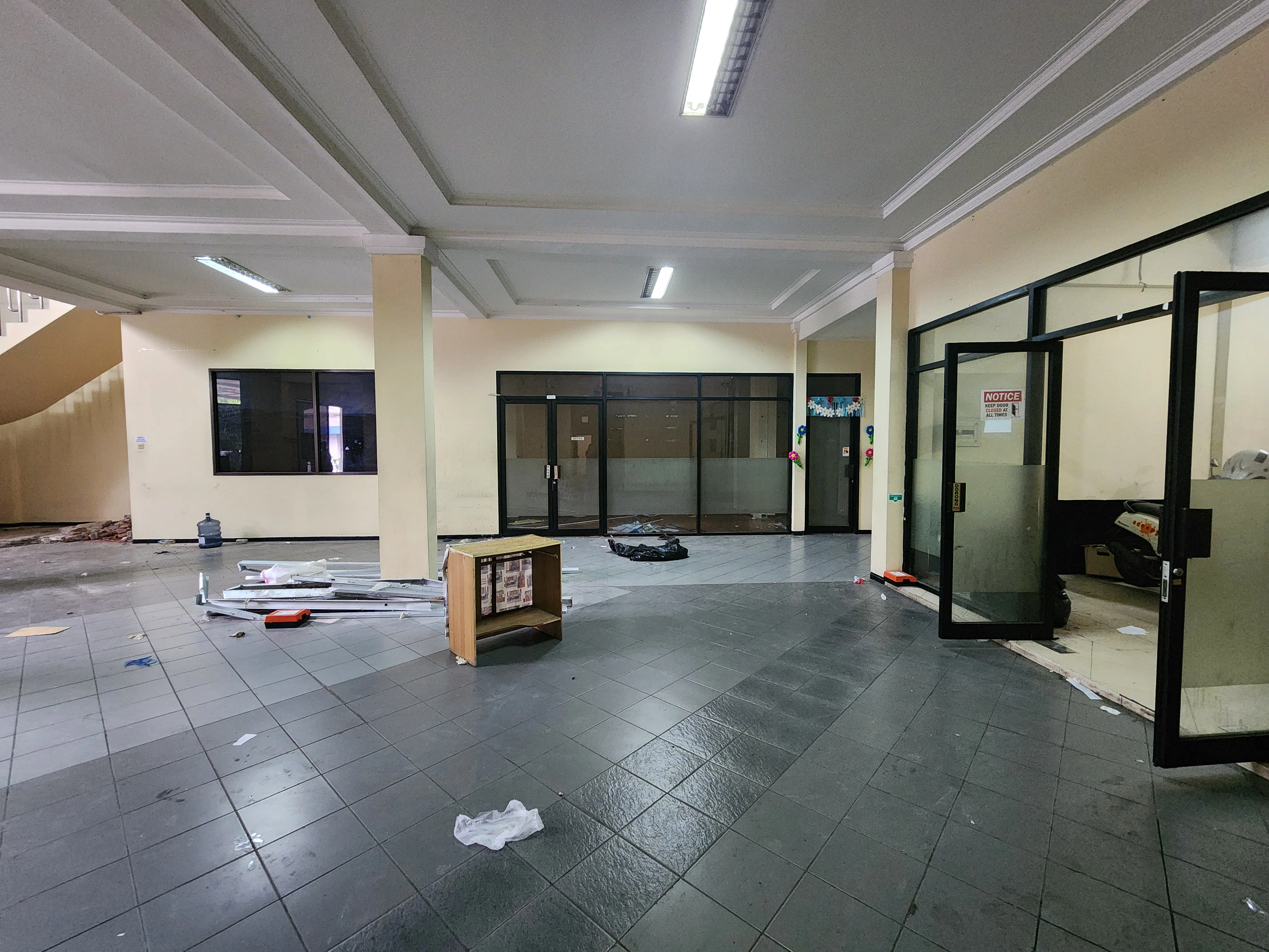 Disewakan Bangunan  Gedung Strategis di Jalan Raya Mayjend Sungkono Surabaya Barat - Thumbnail 3