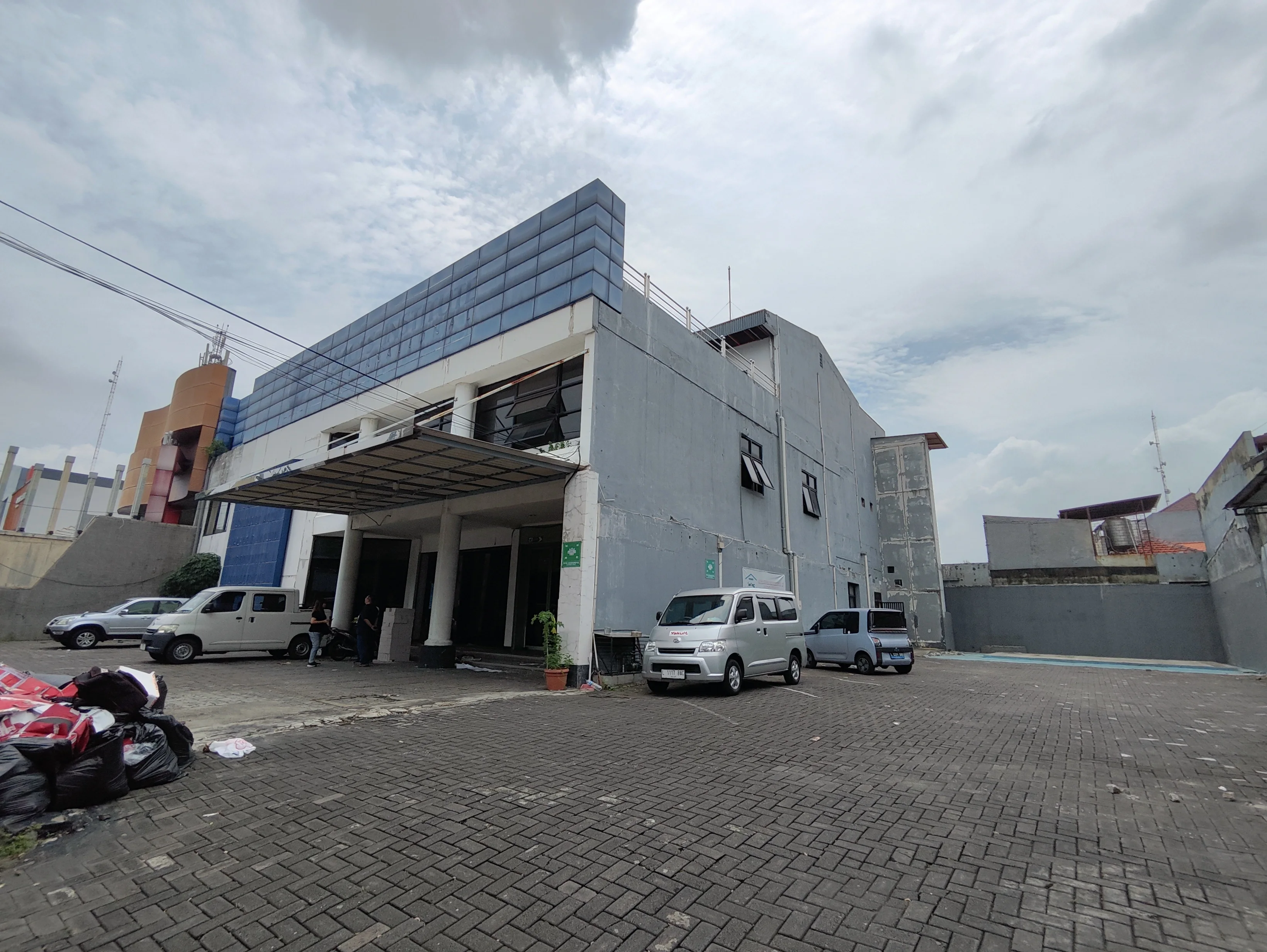 Disewakan Gedung Strategis di Jalan Raya Mayjend Sungkono Surabaya Barat - Thumbnail 2