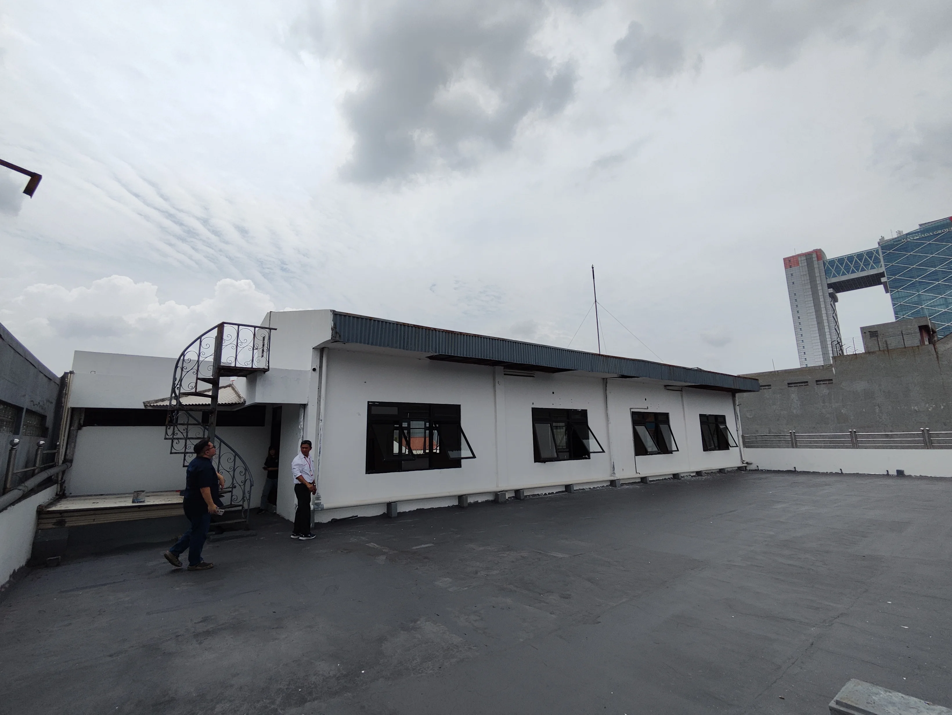 Disewakan Gedung Strategis di Jalan Raya Mayjend Sungkono Surabaya Barat - Image 1