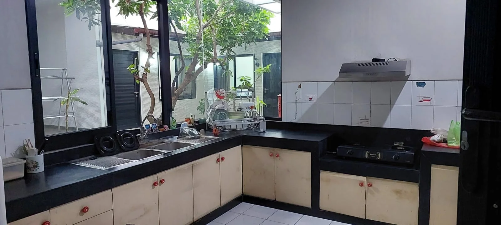Disewakan Rumah Usaha Strategis di Jalan Opak Surabaya Pusat - Image 1