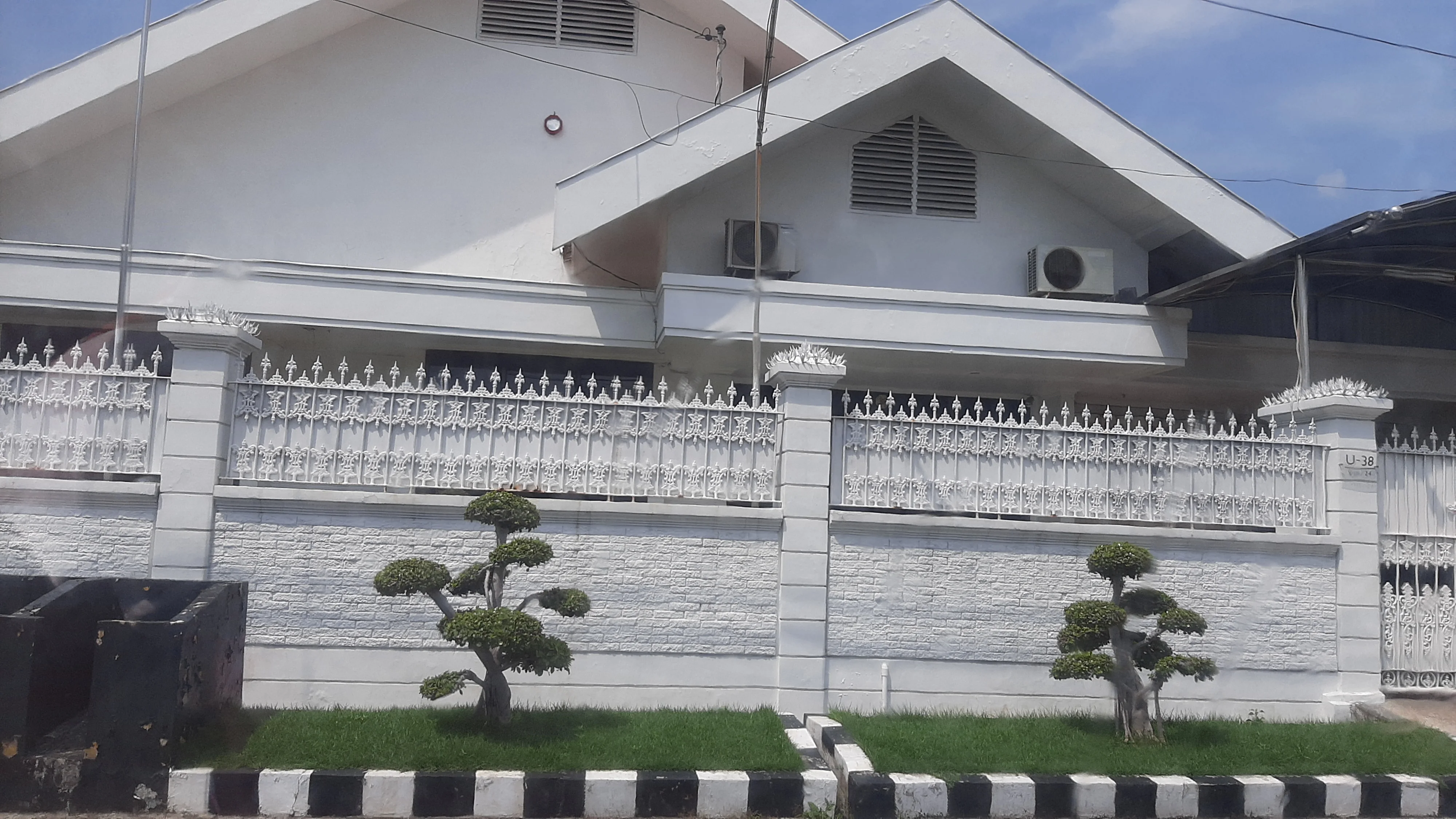 Dijual-rumah-full-furnish-mewah-dan-nyaman-Dharmahusada-Indah-Surabaya-Timur