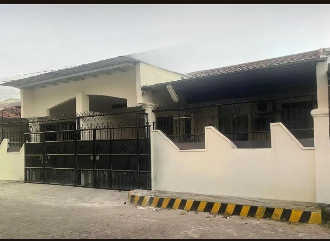 Tampak-depan-rumah-di-Darmo-Indah-Asri