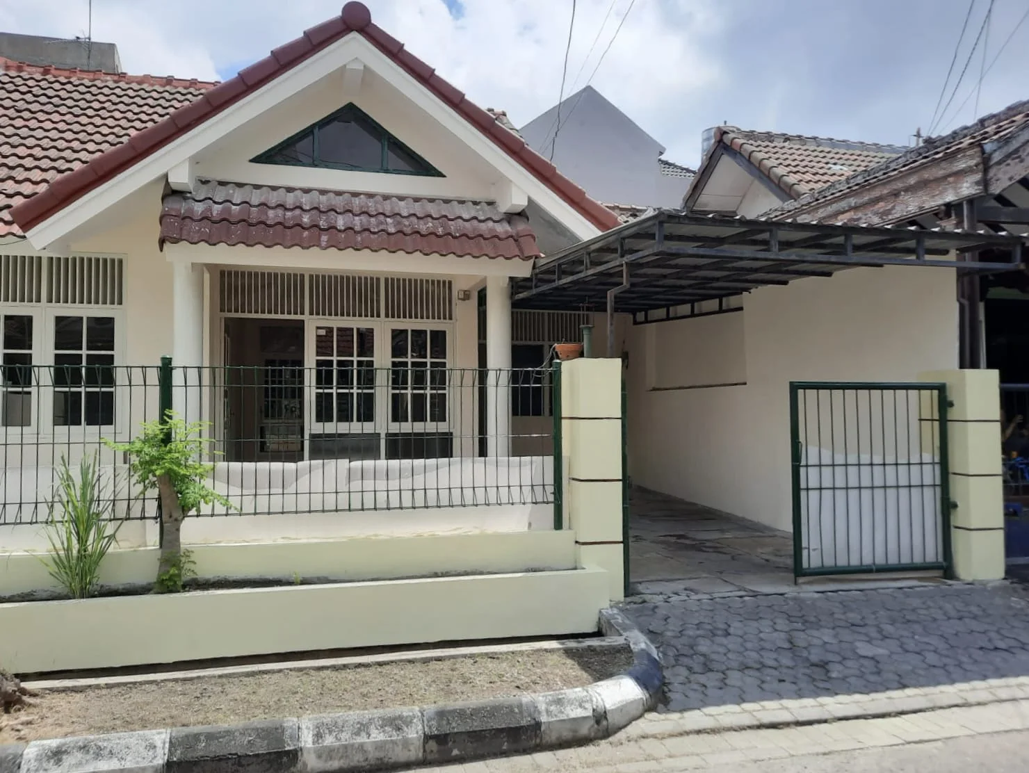 Disewakan Rumah Siap Huni Lokasi Sutorejo Prima Surabaya Timur - Image 1