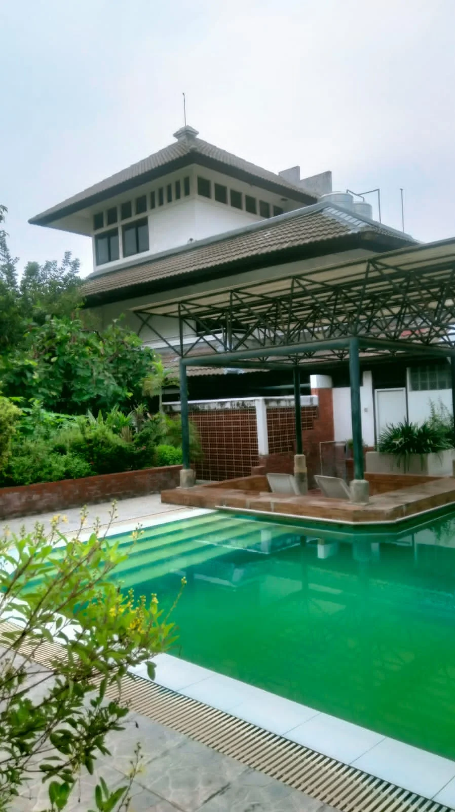 Dijual-Rumah-Megah-dengan-kolam-renang-di-kawasan-kupang-baru-surabaya-barat
