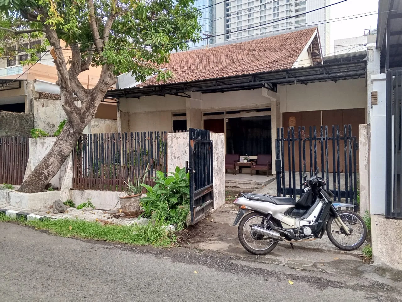 Rumah-Darmo-Permai-Timur-Tampak-Depan