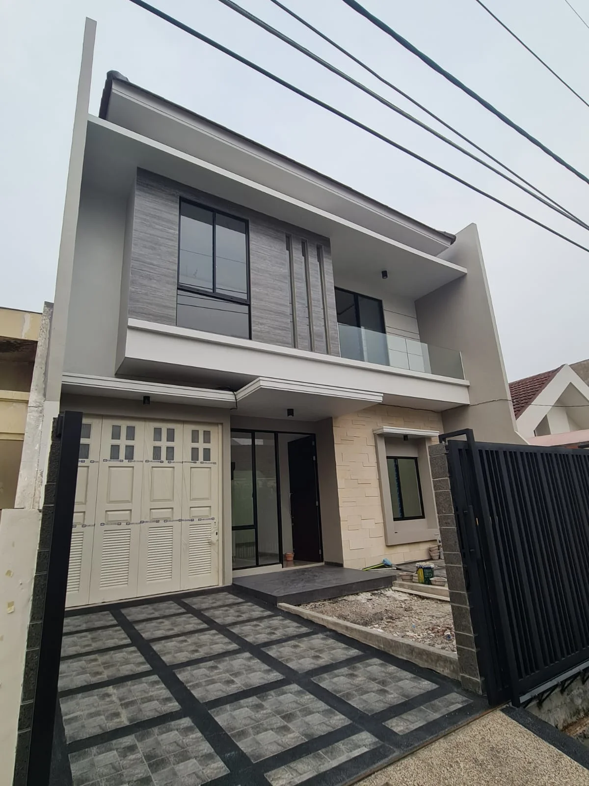 Dijual-Rumah-Baru-Strategis-di-Dekat-Galaxy-Mall-Surabaya-Timur-1
