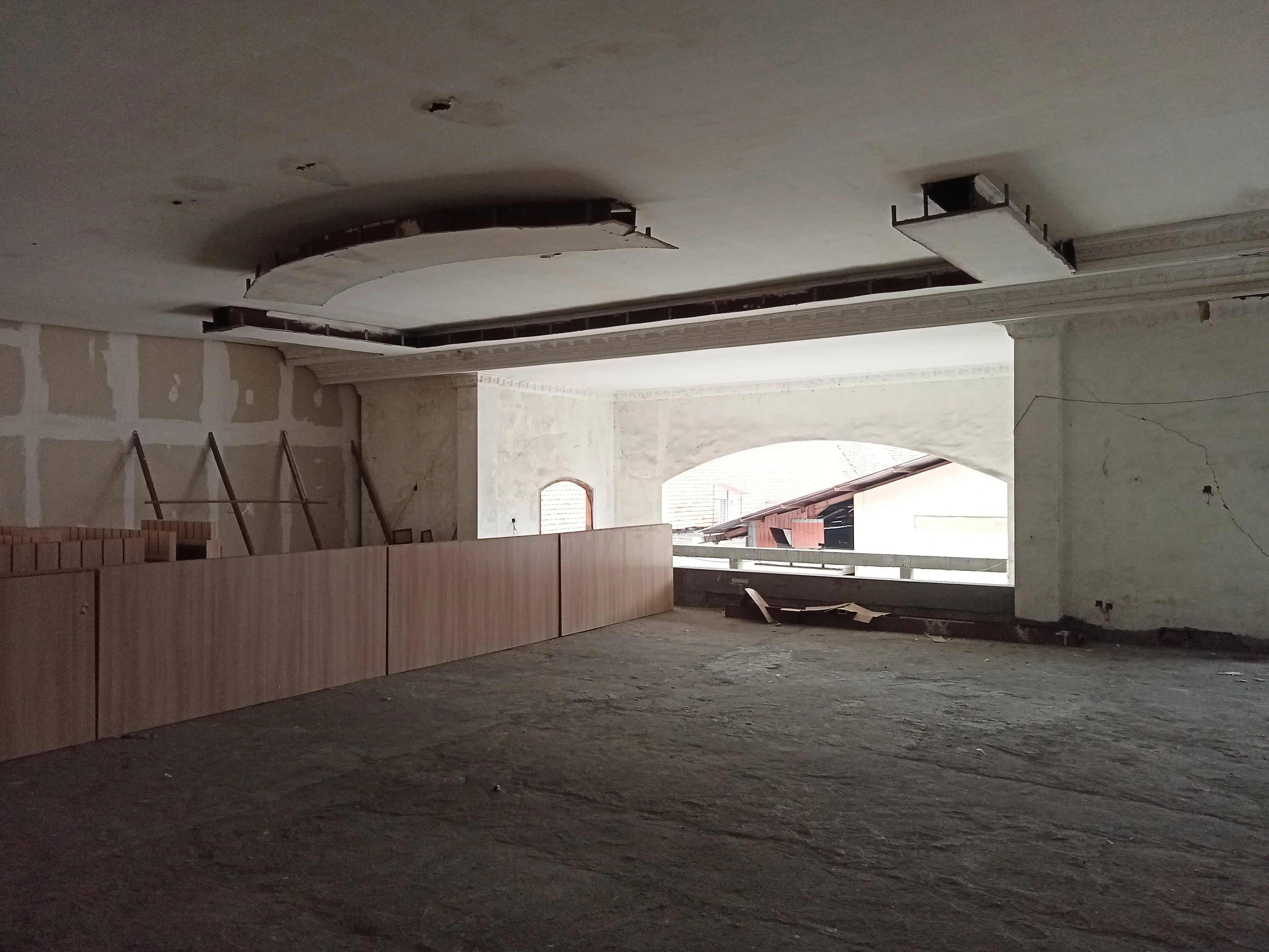 Disewakan Gedung 2 Lantai Nol Jalan Diponegoro Surabaya Pusat - Image 1