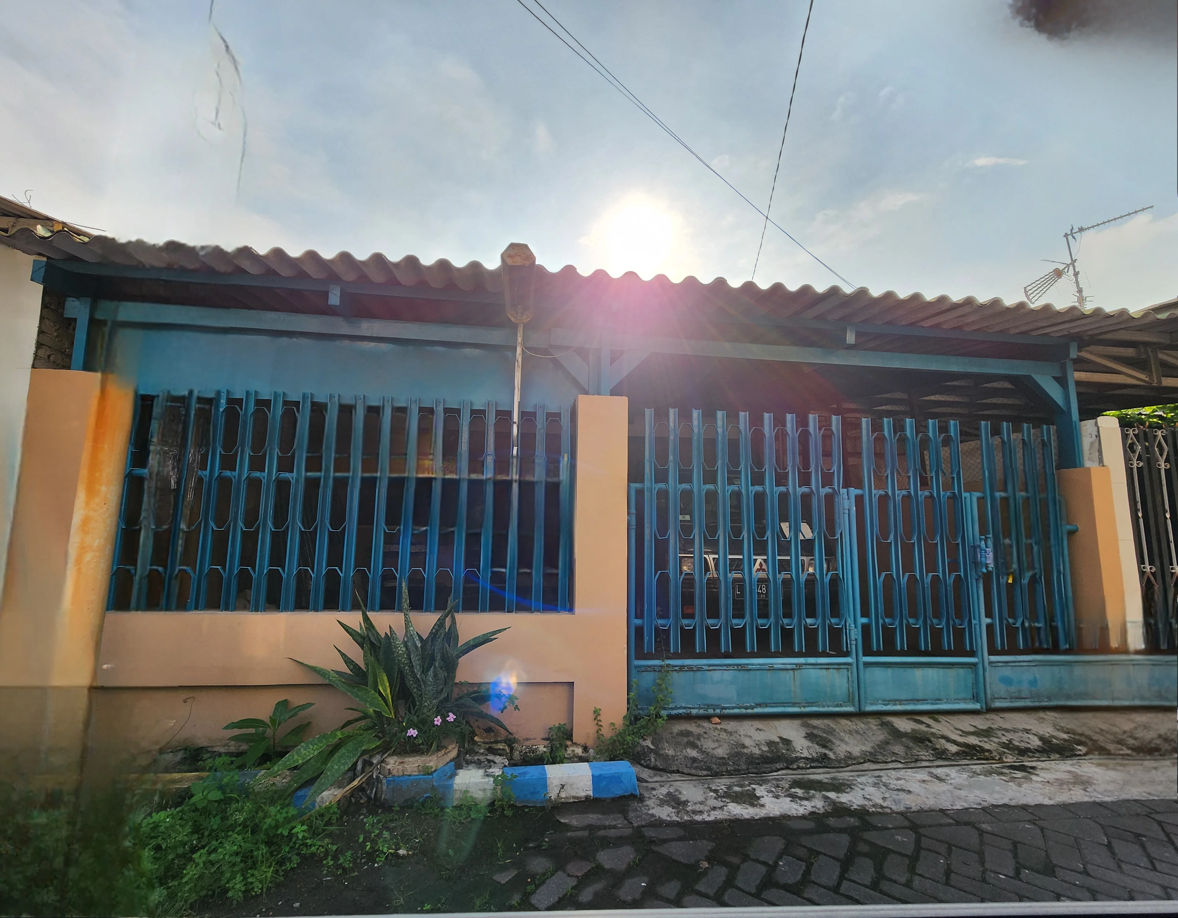 Rumah-Simpang-Darmo-Permai-Selatan-Surabaya-Barat