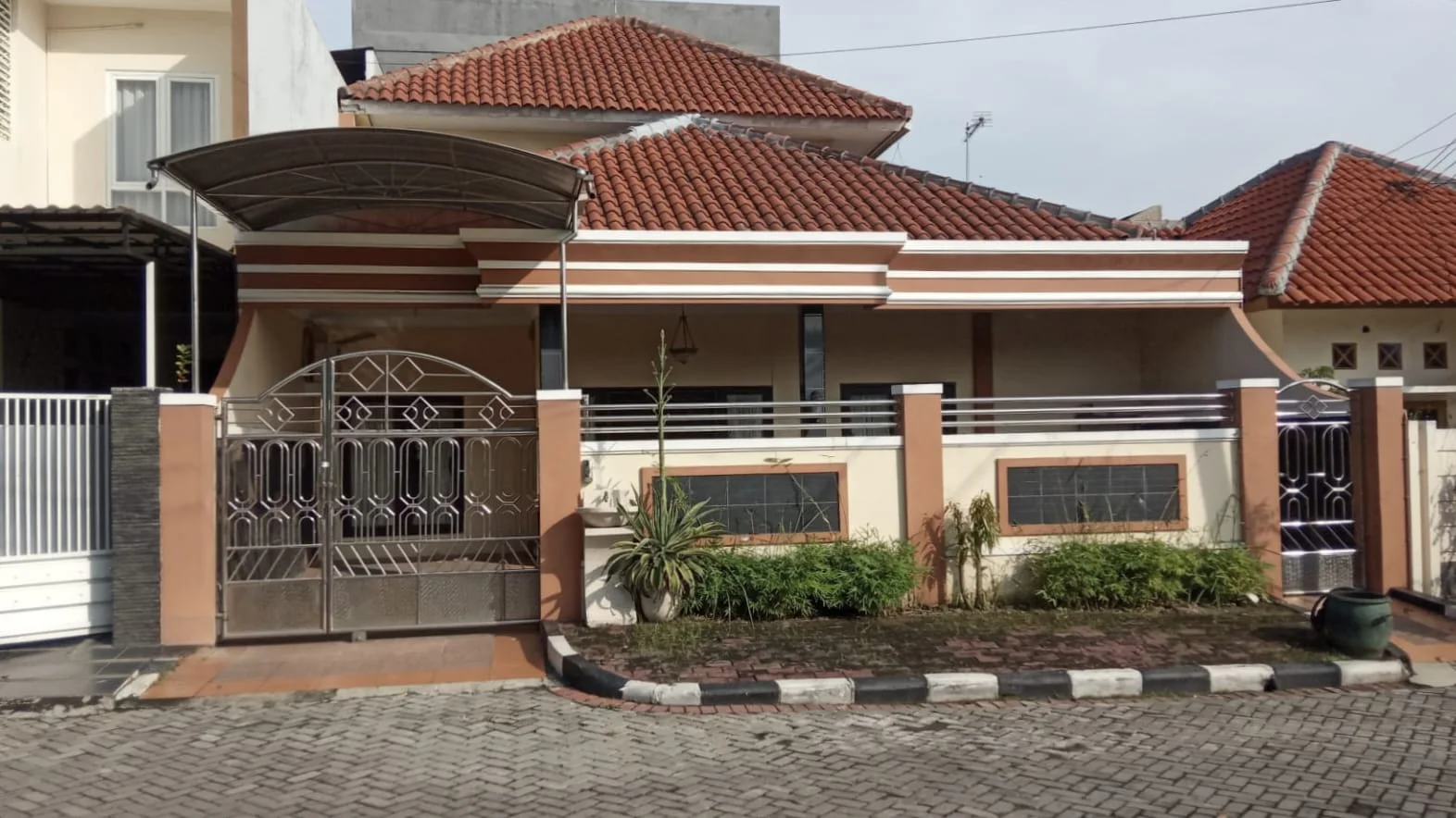 Dijual-Rumah-Lokasi-Strategis-di-GKB-Kebomas-Gresik
