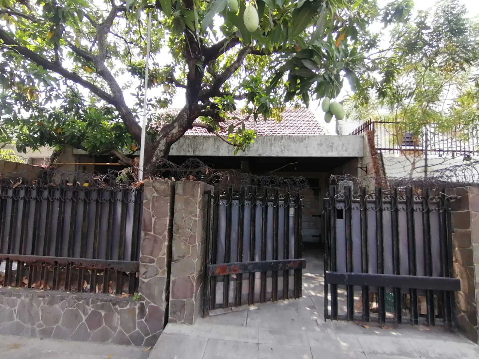 Rumah-Asri-Strategis-Dijual-di-Pucang-Jajar-Surabaya-Timur