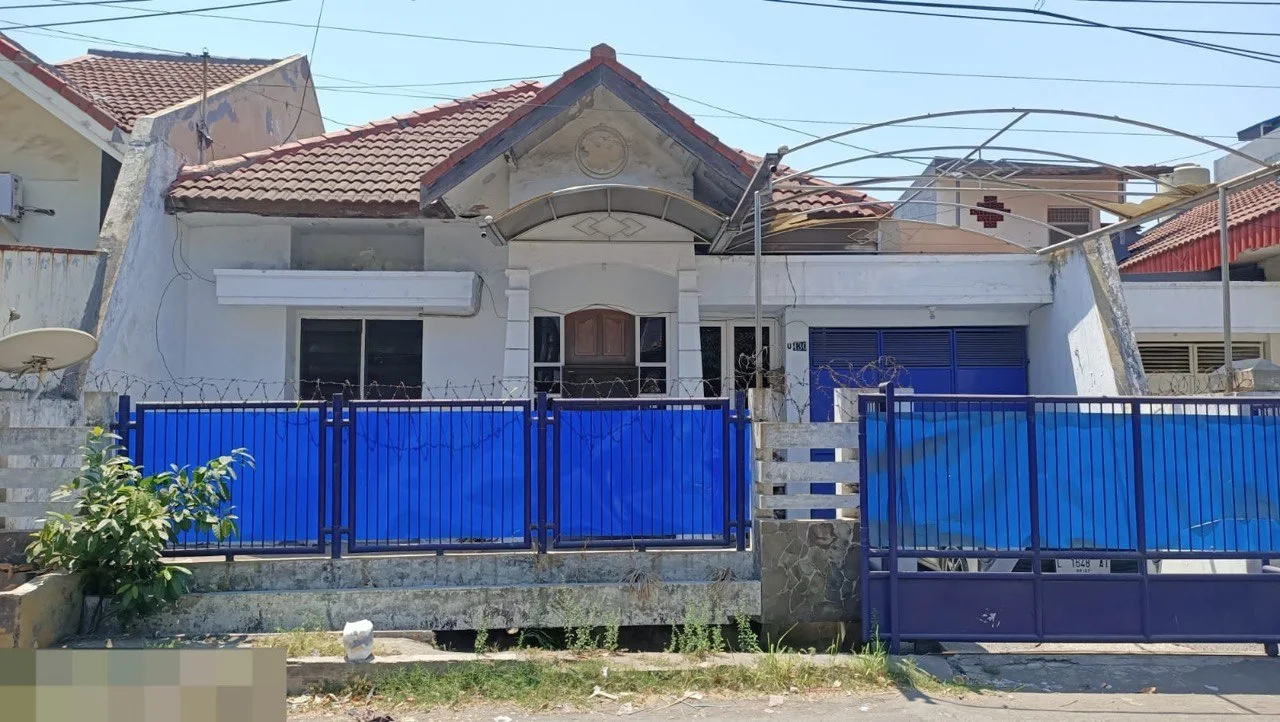 TAMPAK-DEPAN-RUMAH-LELANG-DHARMAHUSADA-INDAH-UTARA