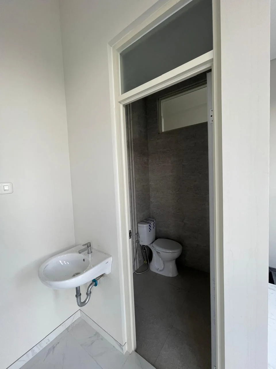 Jual Rumah Baru Modern Minimalis 2 Lantai Murah Manyar Tirtoyoso Surabaya Timur - Thumbnail 2