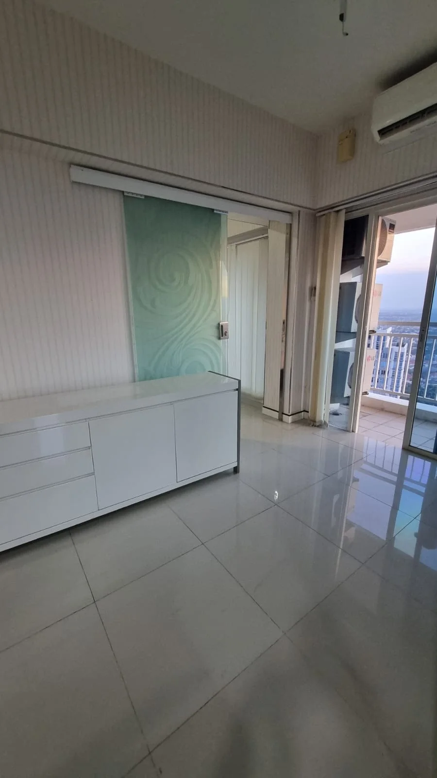 Disewakan Apartemen Semi Furnished City View di Orchard Pakuwon Mall Surabaya Barat - Image 1