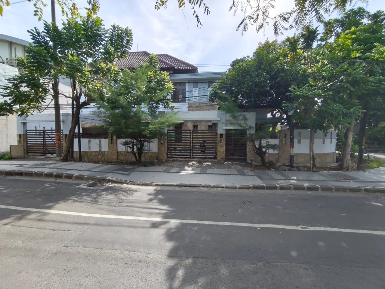 Rumah-Disewakan-2-Lantai-Lokasi-Strategis-di-Gayungsari-Barat-Surabaya-Selatan