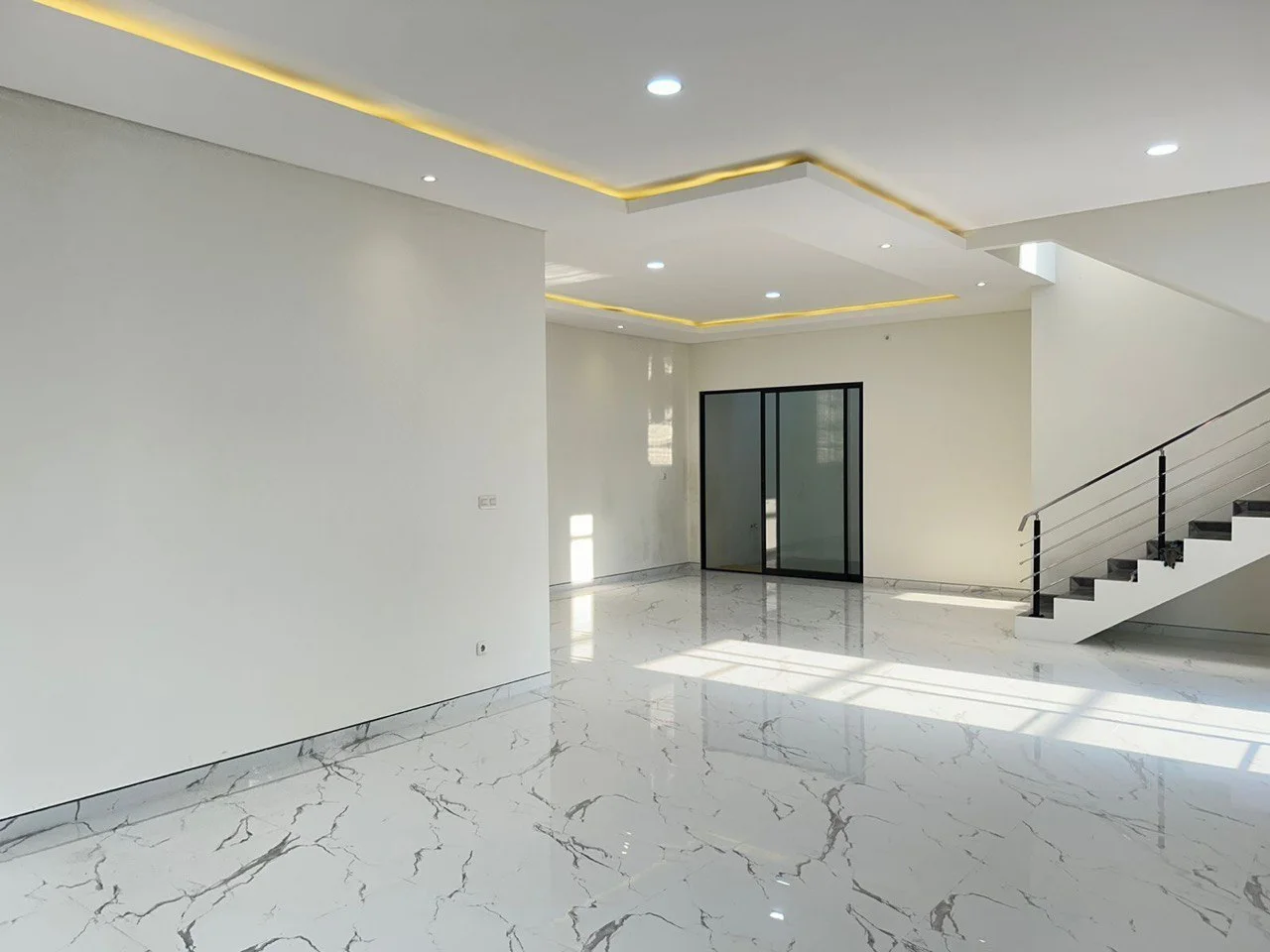 Dijual Rumah Mewah Lokasi Strategis Cluster Eksklusif di Jemursari Regency Surabaya Selatan - Thumbnail 4