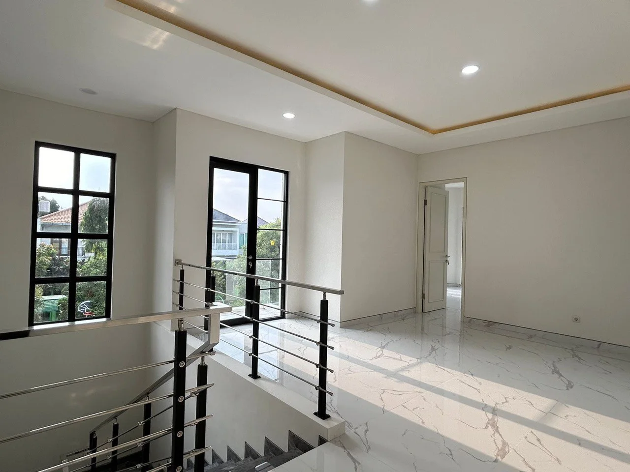 Dijual Rumah Mewah Lokasi Strategis Cluster Eksklusif di Jemursari Regency Surabaya Selatan - Image 1