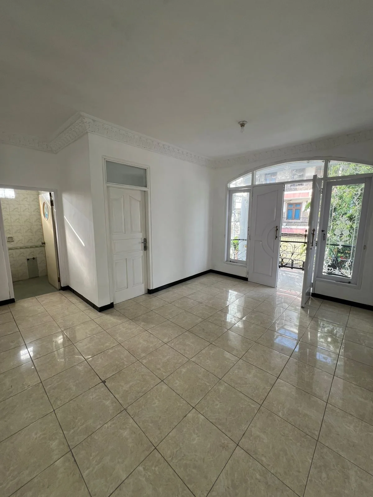 Jual/Sewa Rumah Terawat 2 Lantai Pucang Lokasi Strategis Surabaya Timur - Thumbnail 2