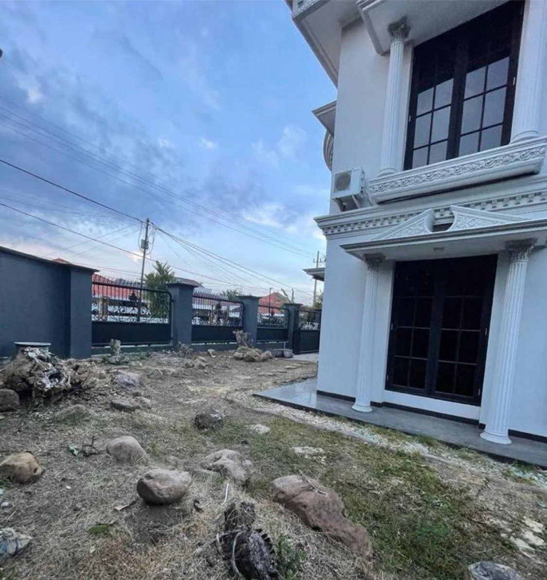tampak-depan-rumah-dharmahusada-3