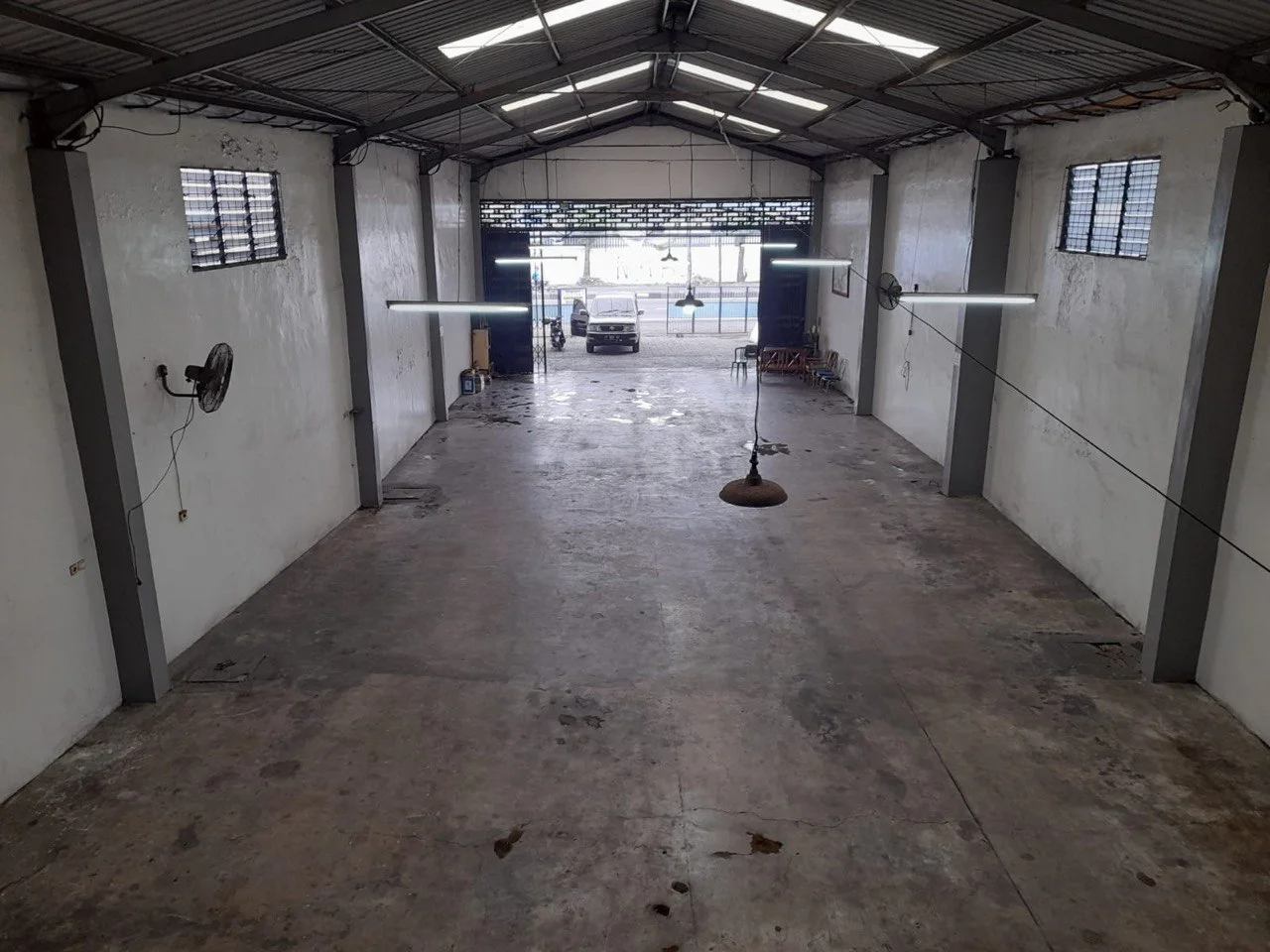 Dijual/Disewakan Gudang/Showroom Mobil Strategis di Raya Kletek Sidoarjo - Thumbnail 4